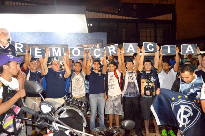 Remo torcida protesta na frente da sede-MQuadros (25)