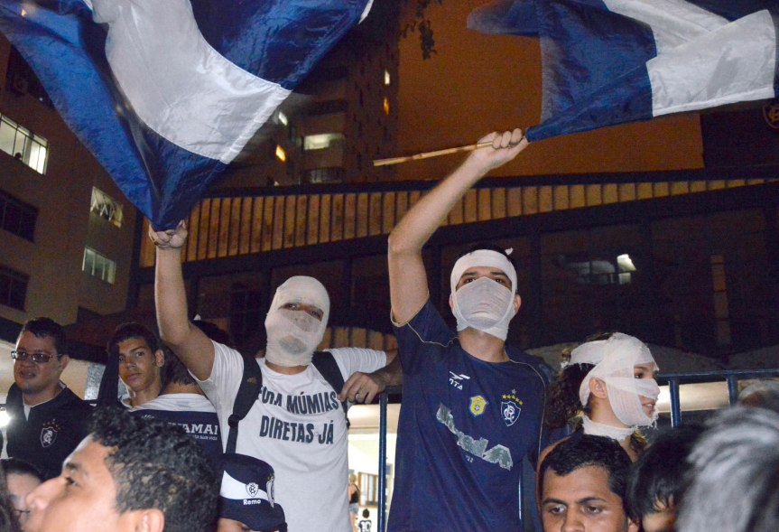 Remo torcida protesta na frente da sede-MQuadros (31)