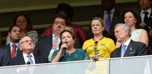 15junho2013---a-presidente-dilma-no-centro-discusa-na-abertura-da-copa-das-confederacoes-ao-lado-de-joseph-blatter-1371323315146_615x300