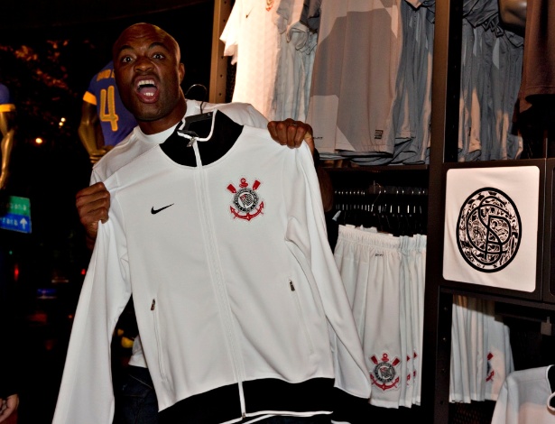 anderson-silva-posa-com-agasalho-do-corinthians-durante-evento-da-nike-no-rio-de-janeiro-1350084917016_615x470