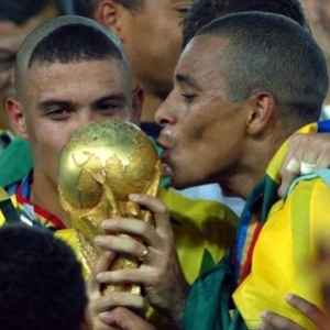 ronaldo-e-gilberto-silva-beijam-a-taca-do-pentacampeonato-brasileiro-1341007189100_300x300