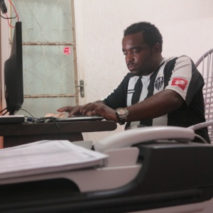 23jul2013---julio-cesar-dos-santos-trabalha-em-sua-empresa-negro-gato-entretenimento-para-vender-ingressos-para-a-final-da-libertadores-1374567164205_300x300