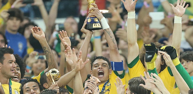 30jun2013---thiago-silva-levanta-taca-de-campeao-da-copa-das-confederacoes-1372639717035_615x300