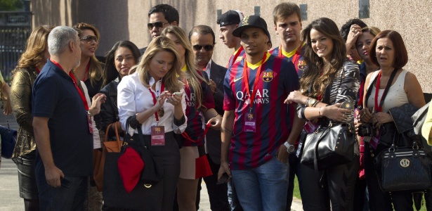 3jun2013---bruna-marquezine-acompanha-a-apresentacao-de-neymar-em-barcelona-1370281219832_615x300