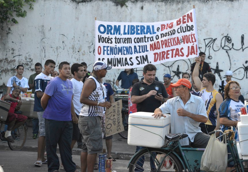 Protesto da torcida Remo na FPF-Mario Quadros (10)