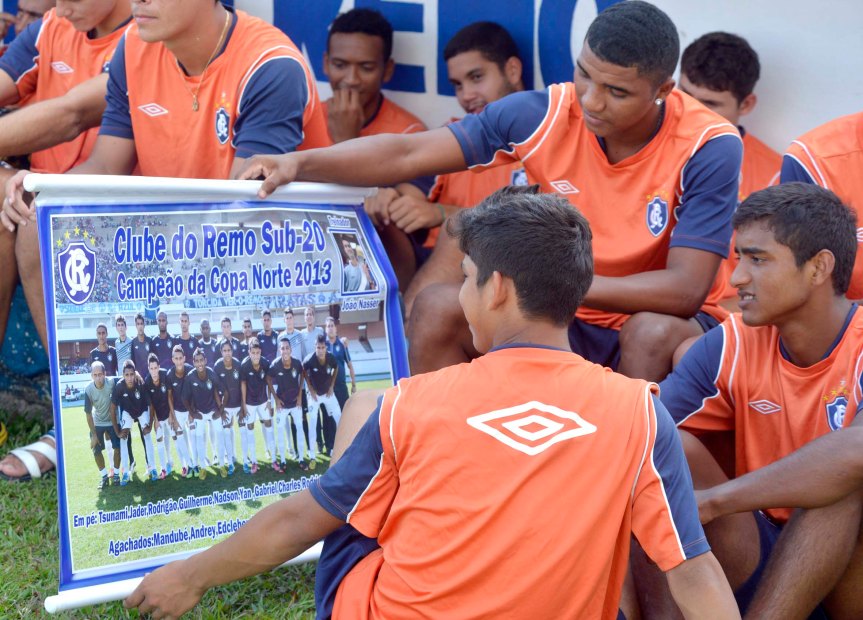 Remo jogadores do sub20 olham poster-Mario Quadros
