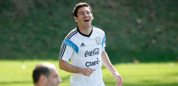20jun2014---messi-sorri-durante-treino-descontraido-da-selecao-da-argentina-nesta-sexta-feira-em-belo-horizonte-1403279426273_615x300