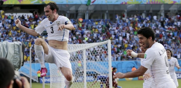 24jun2014---godin-comemora-gol-que-garantiu-a-classificacao-do-uruguai-contra-a-italia-1403632540042_615x300