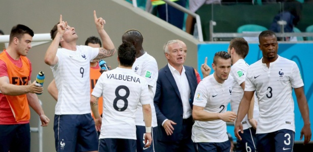 giroud-comemora-com-o-banco-de-reservas-da-franca-apos-abrir-o-placar-contra-a-suica-na-fonte-nova-1403293056891_615x300