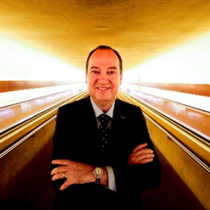 10jun2014---o-pastor-everaldo-pereira-candidato-do-psc-a-presidencia-da-republica-antes-de-fazer-seu-discurso-na-camara-dos-deputados-em-brasilia-1403914384246_300x300