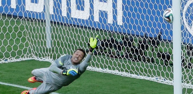 julio-cesar-se-atira-na-bola-batida-por-gonzalo-jara-que-bate-na-trave-e-da-a-vitoria-para-o-brasil-sobre-o-chile-1403984037617_615x300