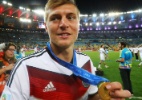 um-dos-melhores-jogadores-da-alemanha-na-copa-toni-kroos-mostra-sua-medalha-de-campeao-1405302622606_142x100