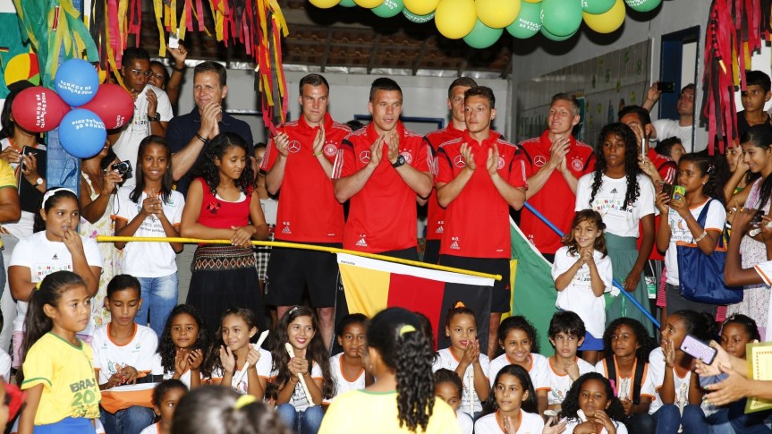 jogadores-da-selecao-alema-visitam-criancas-do-jardim-de-infancia-de-escola-no-povoado-de-santo-andre-na-bahia-1402532809323_1920x1080