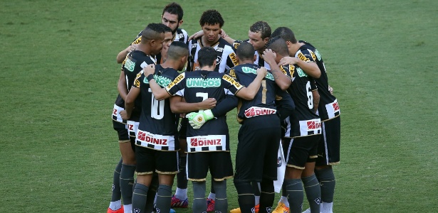 jogadores-do-botafogo-reunidos-no-centro-do-gramado-durante-final-contra-o-vasco-1430710696466_615x300