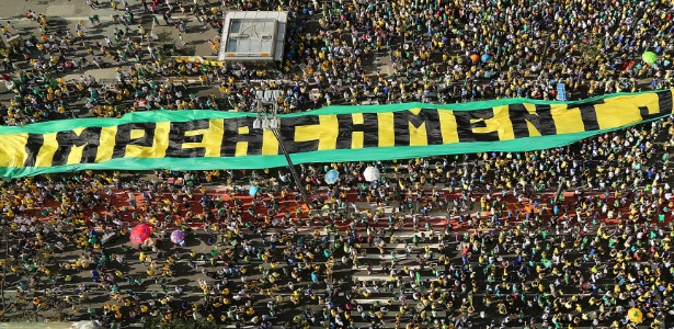 16ago2015---manifestantes-erguem-faixa-gigante-pedindo-o-impeachment-da-presidente-dilma-rousseff-durante-protesto-na-avenida-paulista-em-sao-paulo-1439753405859_615x300