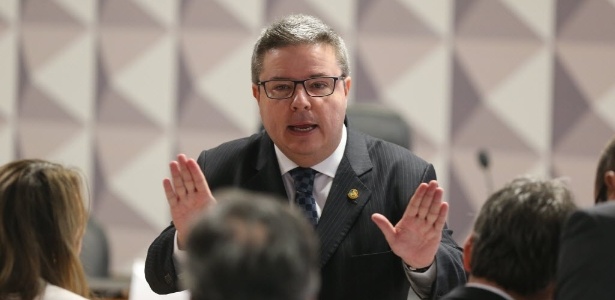 27abr2016---o-senador-antonio-anastasia-psdb-mg-conversa-com-outros-parlamentares-antes-do-inicio-da-segunda-reuniao-da-comissao-especial-do-impeachment-do-senado-que-avalia-o-processo-de-afastamento-1461764451