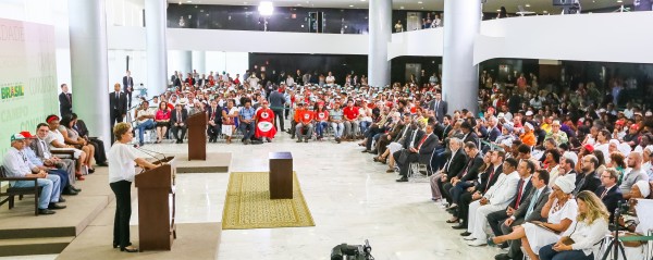 Dilma-Reforma-Agr--ria-Comunidades-Quilombolas-Foto-Roberto-Stuckert-FilhoPR-3-600x239