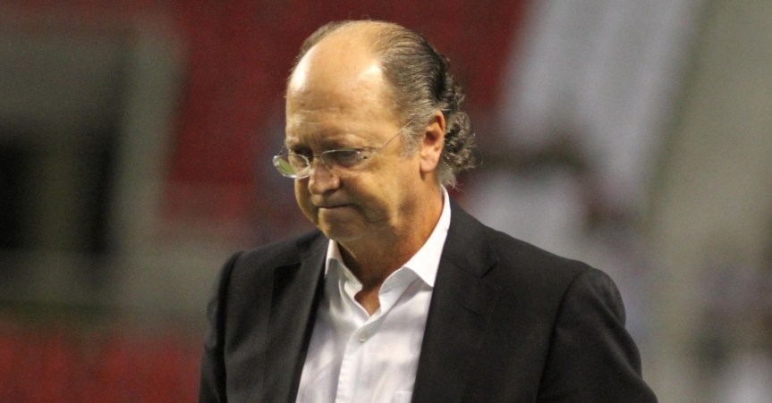 tecnico-do-bahia-paulo-roberto-falcao-lamenta-o-terceiro-gol-do-botafogo-sobre-seu-time-no-engenhao-1341789676137_956x500