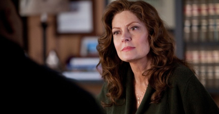 cena-do-filme-o-acordo-estrelado-por-dwayne-johnson-the-rock-e-susan-sarandon-o-longa-acompanha-um-pai-que-lamenta-a-prisao-por-filho-por-envolvimento-com-drogas-para-reduzir-a-sentenca-de-dez-1366045510815_956x500