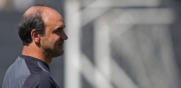 o-tecnico-ricardo-gomes-em-treino-do-botafogo-1471033523217_615x300