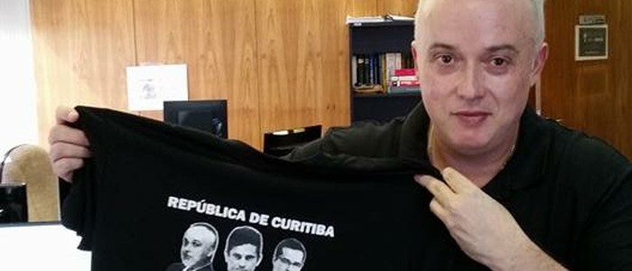 19abr2016-procurador-da-operacao-lava-jato-posa-com-camiseta-da-republica-de-curitiba-1461092821220_700