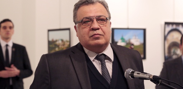 19dez2016-embaixador-russo-na-turquia-andrei-karlov-falava-na-galeria-de-arte-momentos-antes-de-ser-alvejado-por-tiros-pelas-costas-o-atirador-e-visto-no-fundo-a-esquerda-1482171687240_615x300