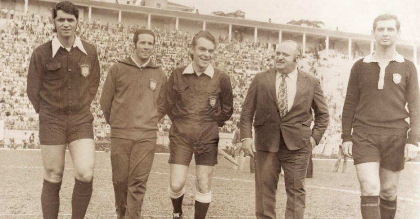 silvio-luiz-nos-tempos-em-que-atuou-como-arbitro-de-futebol-1499714300788_956x500