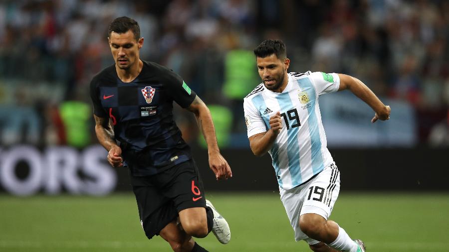 dejan-lovren-da-croacia-ganha-dividida-de-sergio-aguero-atacante-da-argentina-1529605360909_v2_900x506