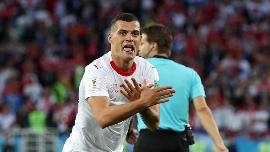 granit-xhaka-comemora-gol-da-suica-em-duelo-contra-a-servia-1529695108539_v2_900x506