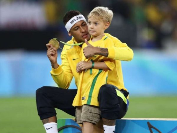 2706932-neymar-paga-o-equivalente-a-r-85-mil-po-650x488-3-600x451