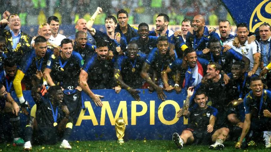 jogadores-da-franca-comemoram-a-conquista-da-copa-do-mundo-de-2018-na-russia-1531676763801_v2_900x506