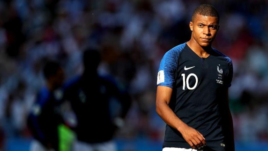 mbappe-da-franca-durante-o-duelo-contra-a-argentina-1530376187367_v2_900x506