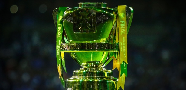 a-cobicada-taca-da-copa-do-brasil-disputada-por-cruzeiro-e-flamengo-1506565707306_615x300