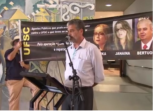 faixa-com-erika-janaina-e-andre-stefani-bertuol-1