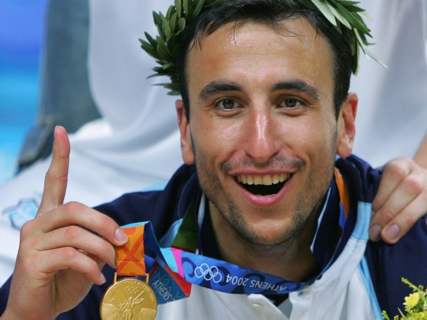 manu-ginobili-exibe-a-medalha-de-ouro-dos-jogos-olimpicos-de-atenas-1535397213978_1024x768