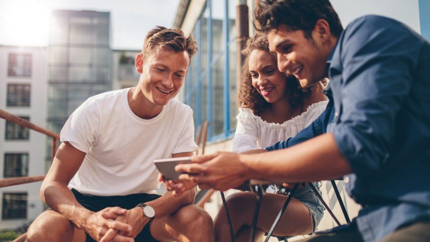 people-watching-video-on-smartphon-gettyimages-youtube-1280x720