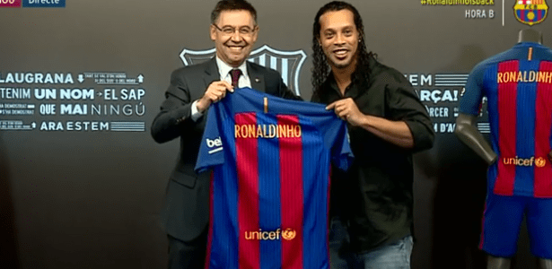 ronaldinho-se-torna-oficialmente-embaixador-do-barcelona-1486140222519_615x300