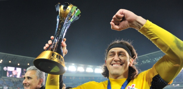 16dez2012---com-a-taca-do-mundial-de-clubes-da-fifa-goleiro-cassio-do-corinthians-da-volta-olimpica-no-estadio-internacional-de-yokohama-no-japao-1355667588337_615x300