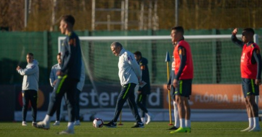 tite-durante-treino-da-selecao-brasileira-1542149539322_615x300