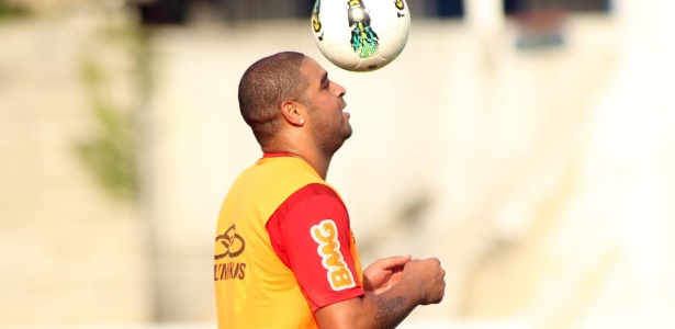 adriano-treina-com-bola-durante-atividades-do-flamengo-1349537103183_615x300