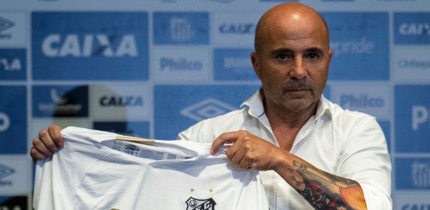 jorge-sampaoli-posa-em-sua-apresentacao-como-tecnico-do-santos-1545162062622_615x300