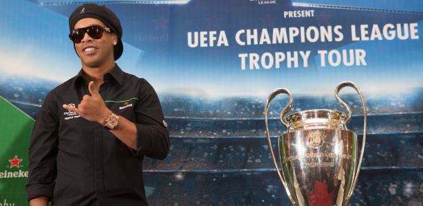 ronaldinho-gaucho-em-evento-da-champions-1541699312129_615x300