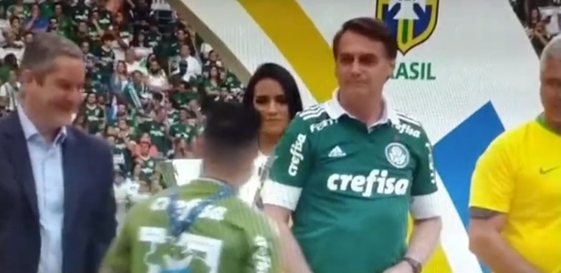 willian-passa-por-jair-bolsonaro-na-comemoracao-de-titulo-do-palmeiras-1543873953760_615x300