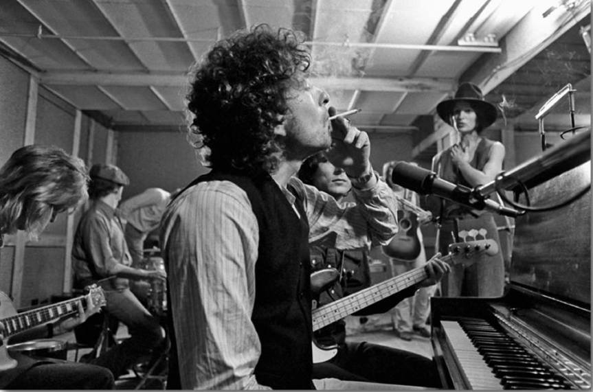bob-dylan-in-new-york-city-in-october-1975.-mick-ronson-scarlet-rivera-ken-regan