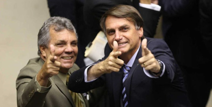 bolsonaro-arma-910x606