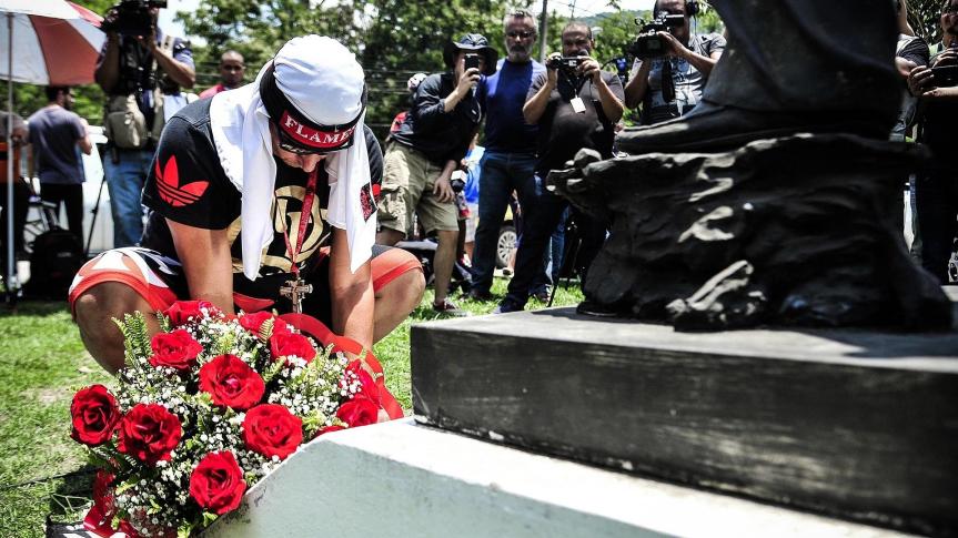 homenagens-as-vitimas-do-incendio-no-centro-de-treinamento-presidente-george-helal-conhecido-como-ninho-do-urubu-1549666614887_v2_1920x1080