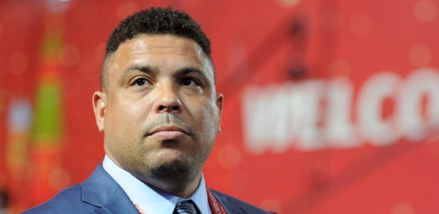 ronaldo-nazario-no-sorteio-das-eliminatorias-da-copa-do-mundo-de-2018-na-russia-1437841655069_615x300