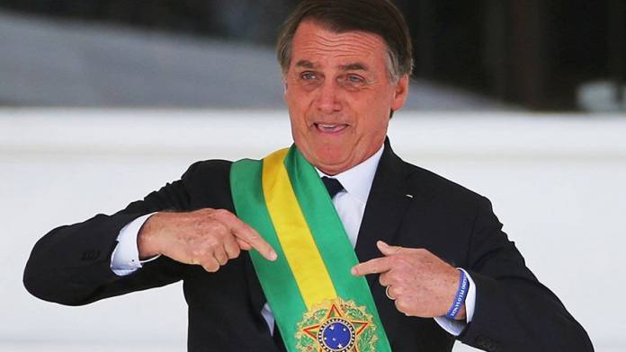 alem-de-armar-bolsonaro-quer-dar-excludente-de-ilicitude-para-civis-bolsonaro-696x392