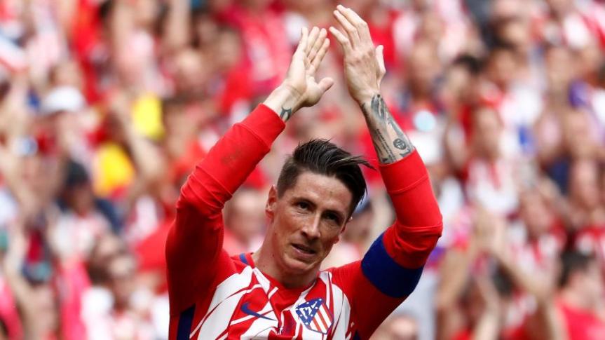 fernando-torres-cumprimenta-a-torcida-durante-seu-ultima-jogo-pelo-atletico-de-madri-contra-o-eibar-1526837739288_v2_900x506