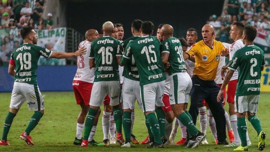 jogadores-se-envolvem-em-confusao-durante-palmeiras-x-internacional-1557012382641_v2_900x506